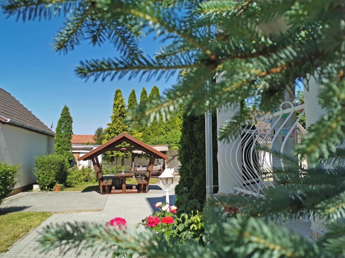 Magic Holiday Vendeghaz ハイデゥソボスロー エクステリア 写真